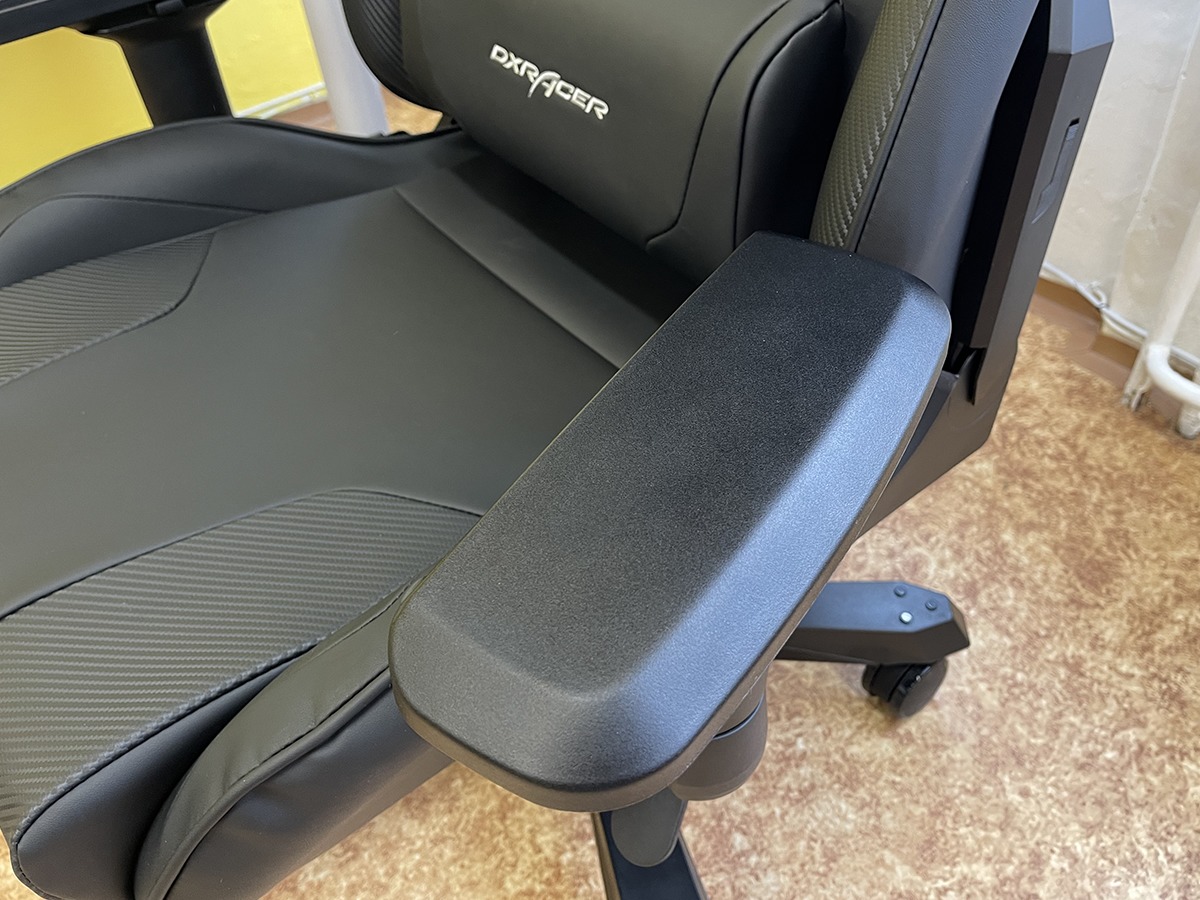 Mäkké 4D podrúčky DXRacer