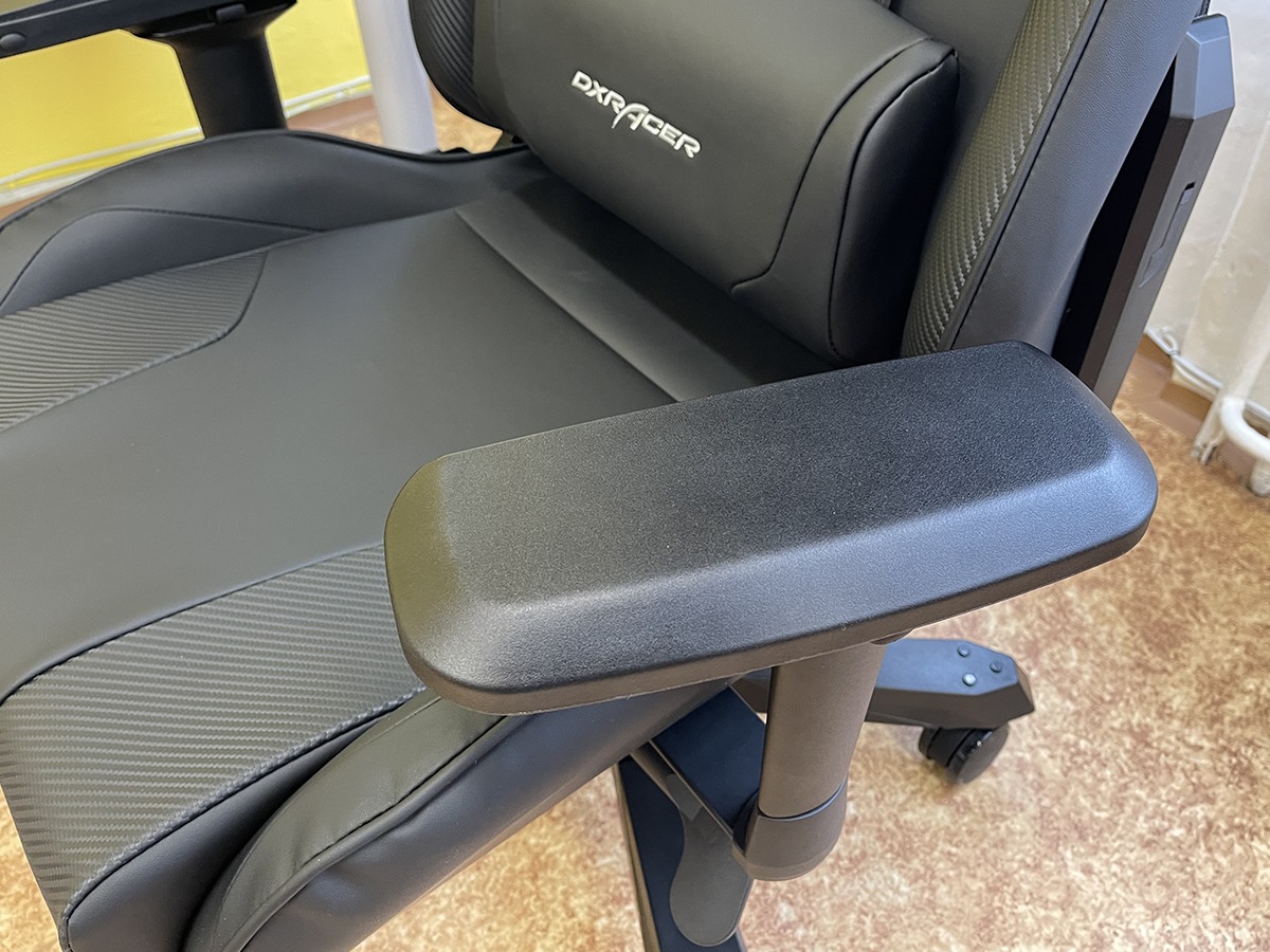 Nastaviteľné mäkké 4D podrúčky DXRacer